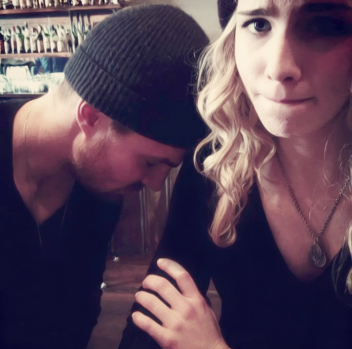 Stephen-Amell-and-Emily-Bett-Rickards-oliver-and-felicity-33809725-500-495.jpg
