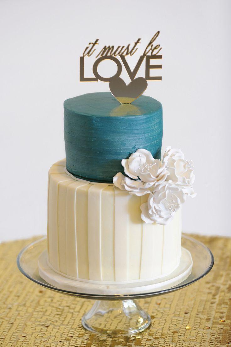 two-tiered-cake-with-custom-topper-weddingday-magazine.jpg