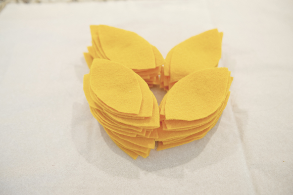 Felt-Sunflower-Pillow-04 dekoratif yastık yapımı