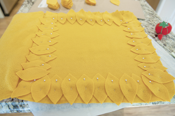 Felt-Sunflower-Pillow-05 dekoratif yastık yapımı
