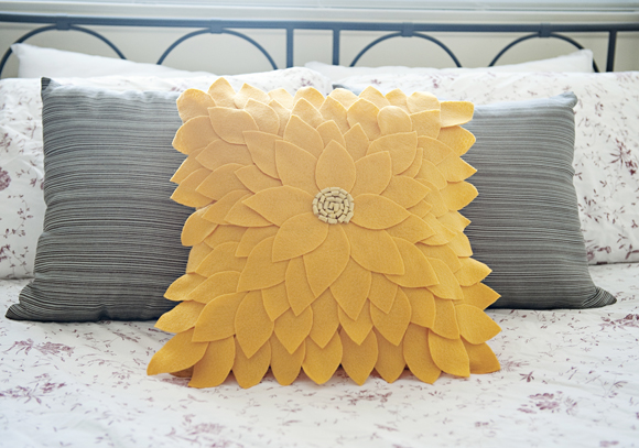 Felt-Sunflower-Pillow-09 dekoratif yastık yapımı