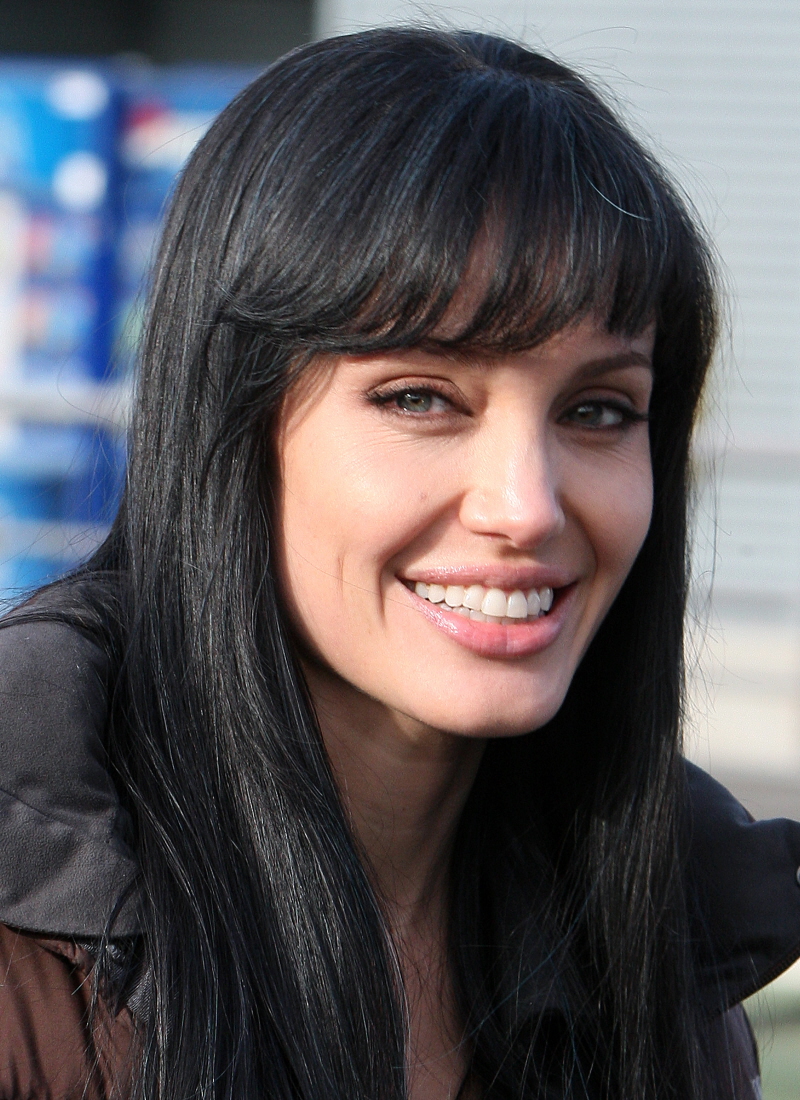fp_4290220_jolie_angelina_cwny_123009.jpg