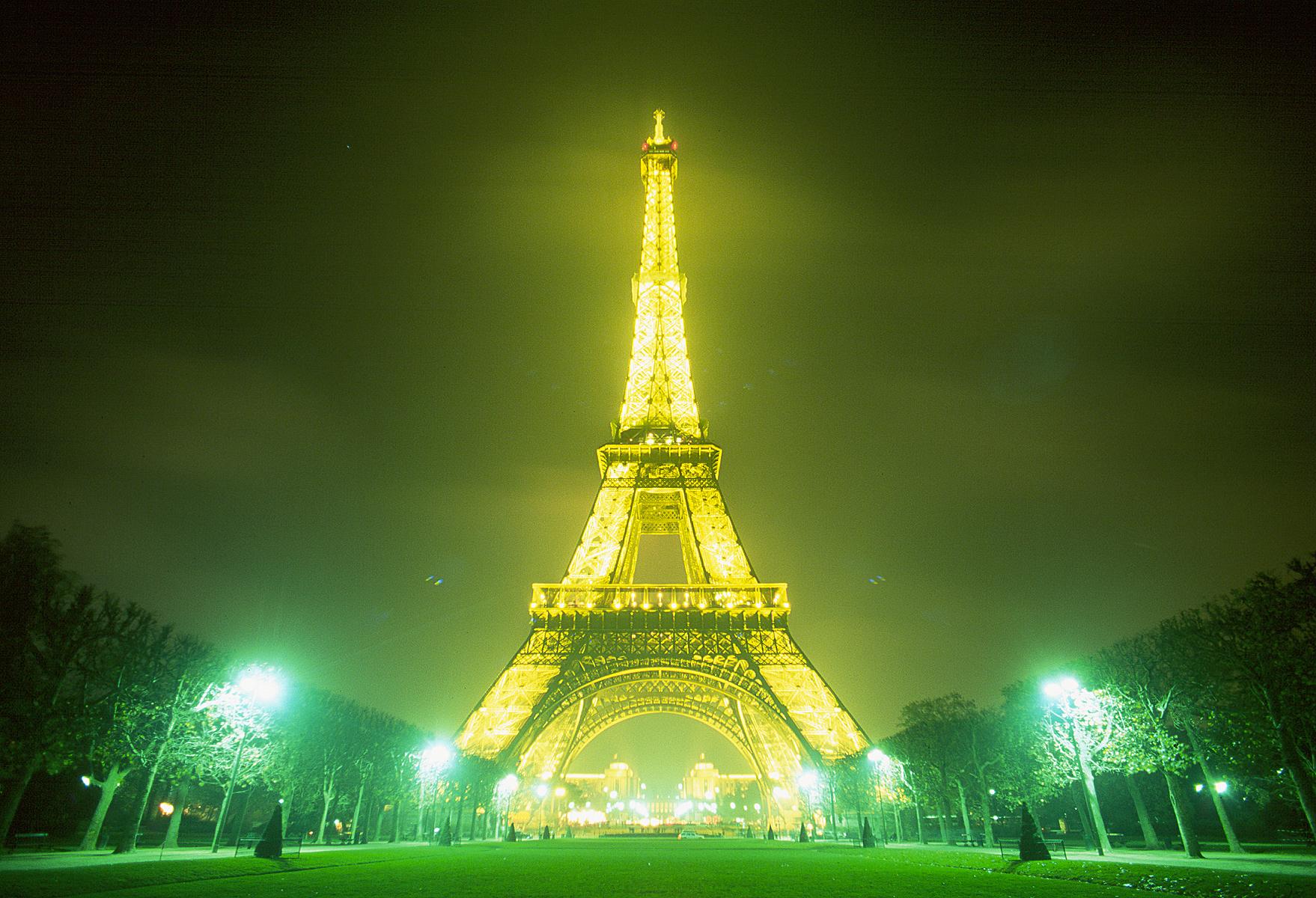 eiffel_tower_night-wallpaper.jpg
