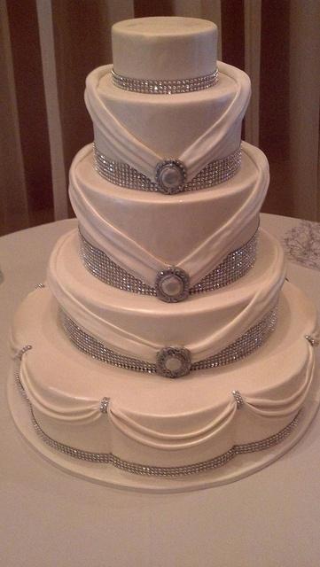 rhinestones-wedding-cakes-pinterest.jpg