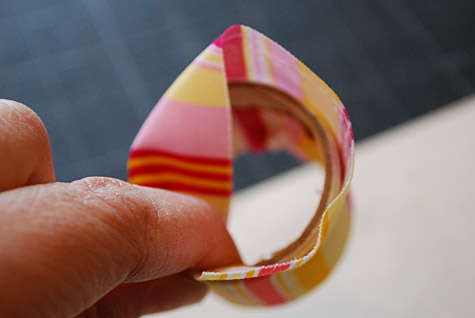 recycled-fabric-napkin-rings-from-saran-wrap-tubes_11.jpg