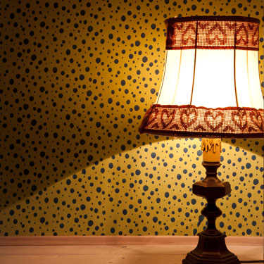 punktemuster-an-der-wand-shabby-style.jpg