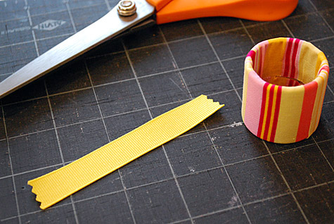 recycled-fabric-napkin-rings-from-saran-wrap-tubes_9.jpg