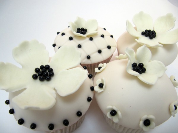 black-and-white-fondant-wedding-cupcakes-600x450.jpeg