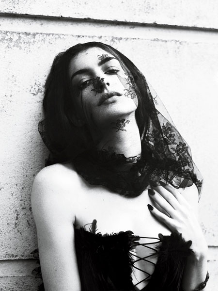 gotik-guzel-anne-hathaway-1565261.Jpeg