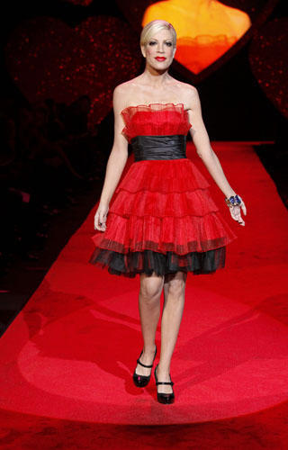 heart-truth-celebrity_fashion_show_image.jpg