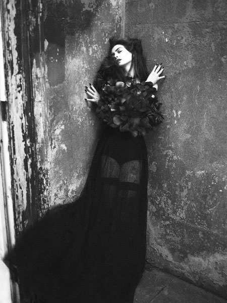 gotik-guzel-anne-hathaway-1565271.Jpeg