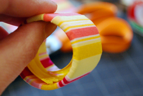 recycled-fabric-napkin-rings-from-saran-wrap-tubes_14.jpg