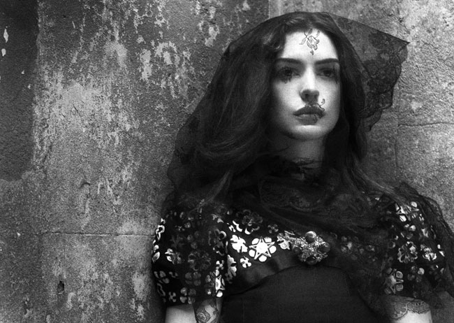 gotik-guzel-anne-hathaway-1565267.Jpeg