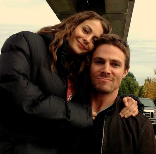 0-stephen-amell-willa-holland-arrow.jpg