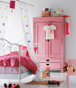 Pink-Girls-Bedroom-with-pink-bureau.jpeg
