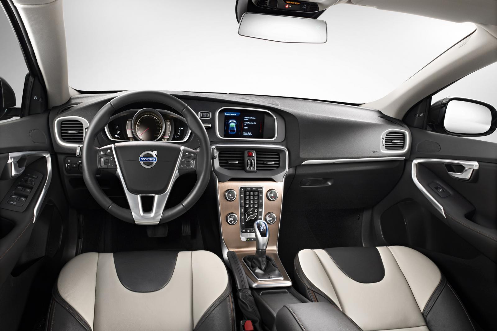 2013-Volvo-V40-Cross-Country-Interior-1.jpg