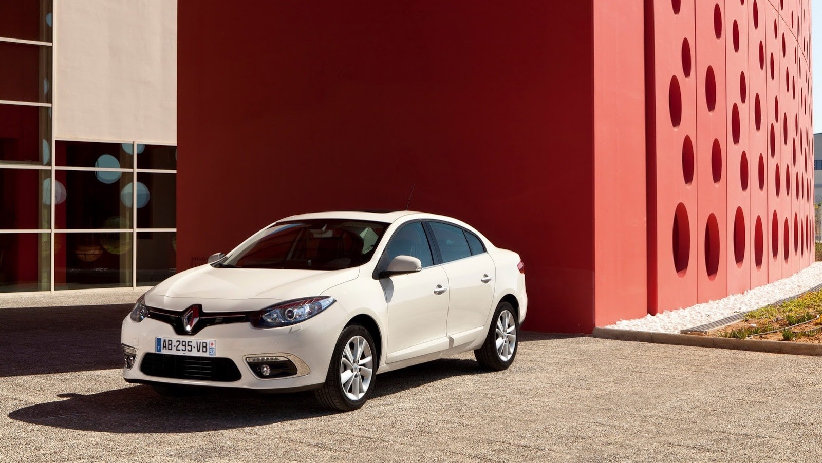2013-Renault-Fluence-5.jpg