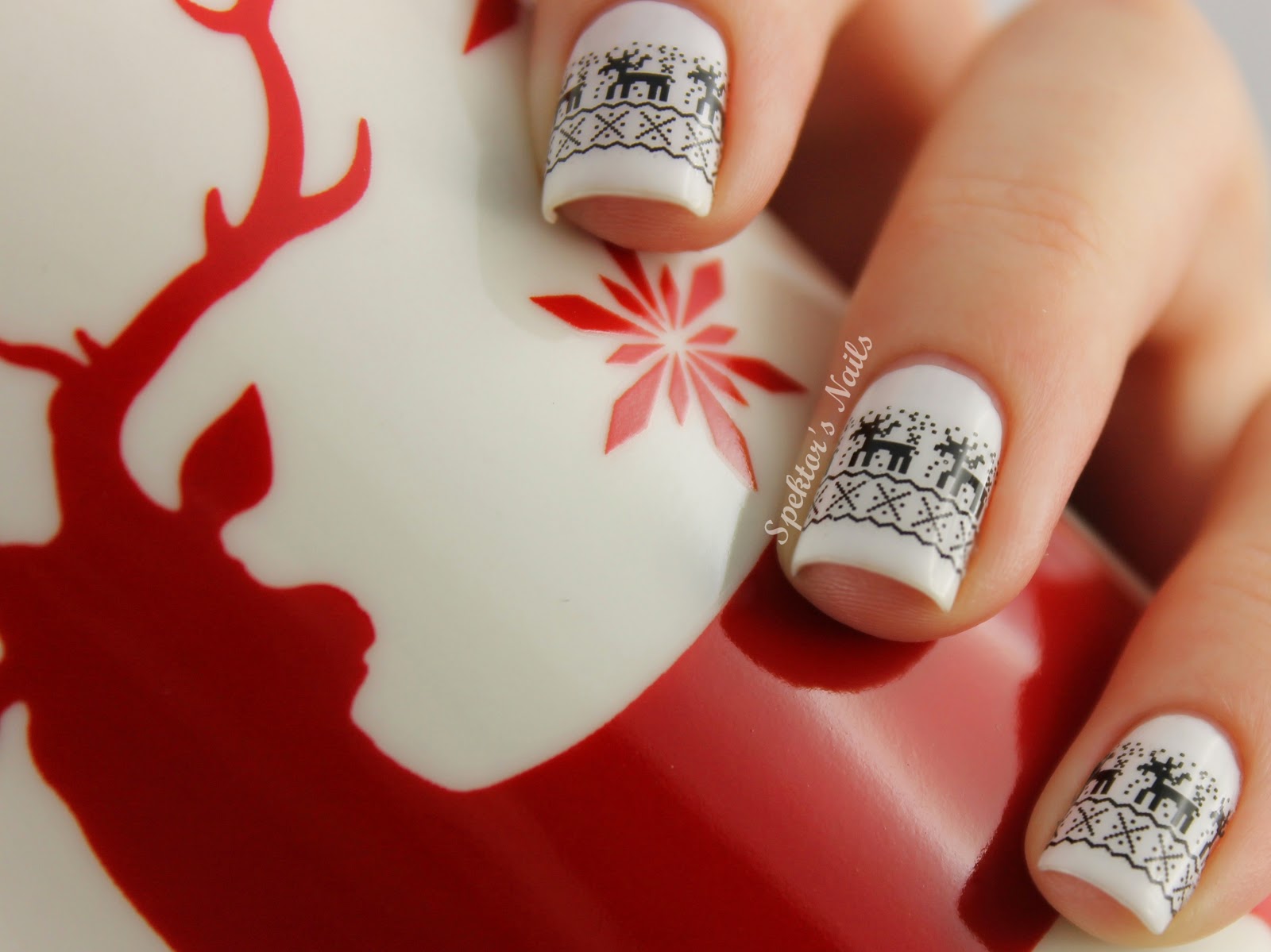 White_Reindeer_Christmas_Nails_C.JPG