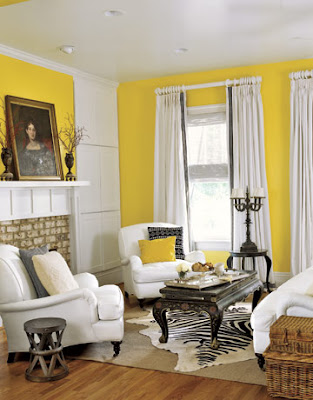 Black-White-Furniture-in-Yellow-Living-Room-HTOURS0207-de-65061372.jpg