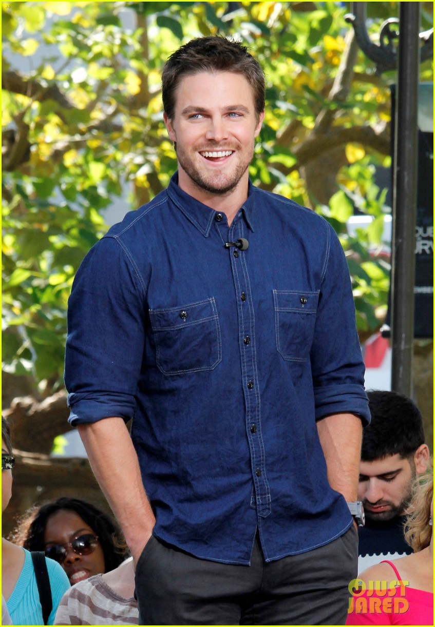 stephen-amell-arrow-premieres-tonight-13.jpg