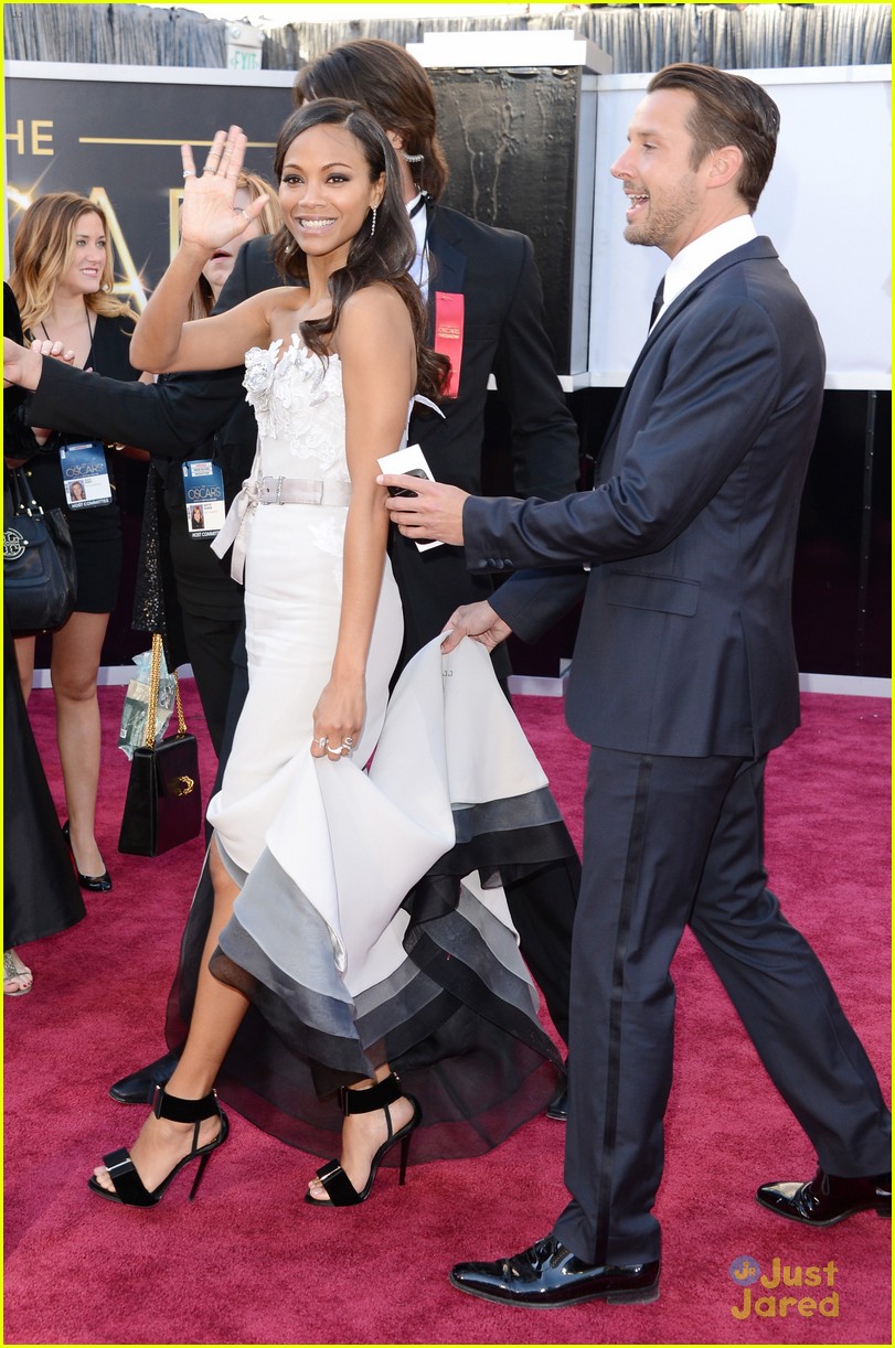 zoe-saldana-oscars-2013-red-carpet-05.jpg