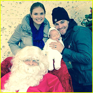 stephen-amell-cassandra-jean-holiday-photo-with-mavi.jpg
