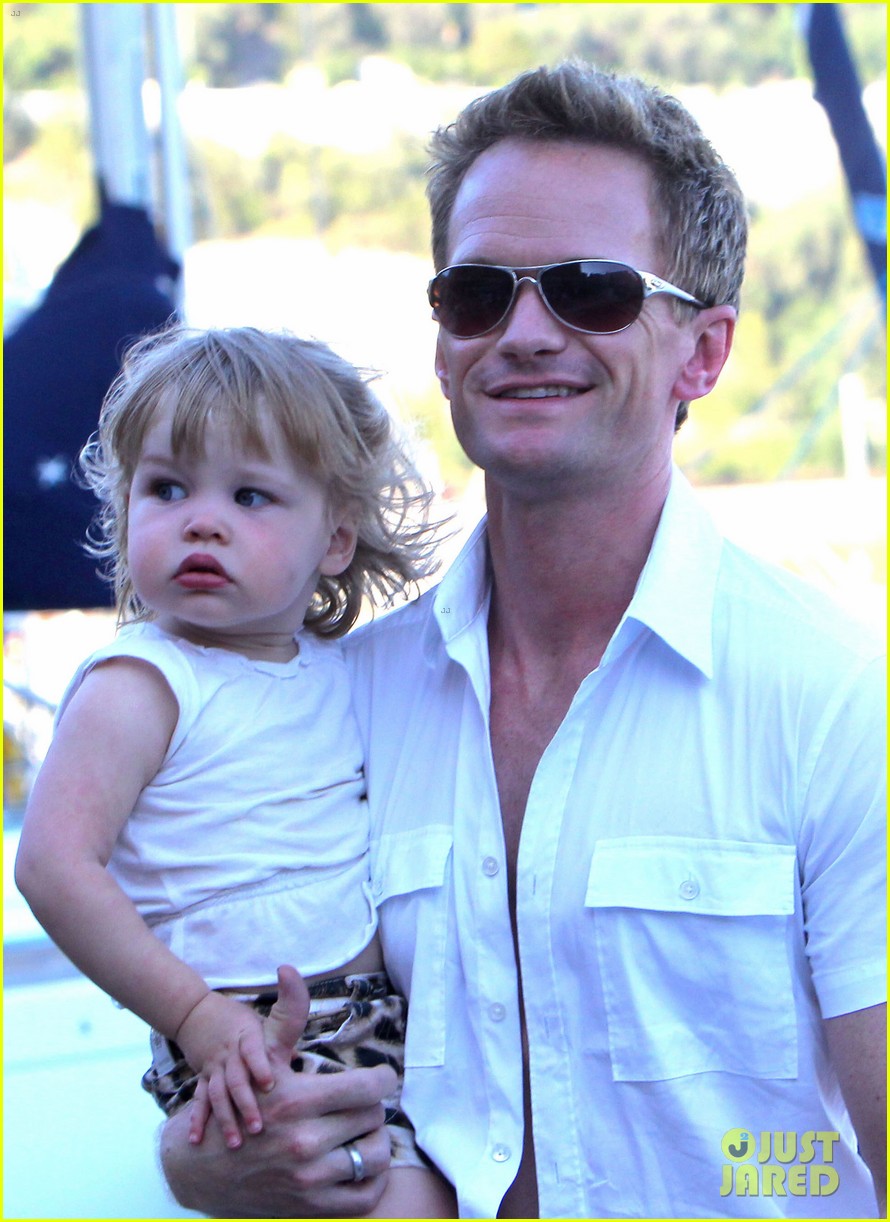 neil-patrick-harris-saint-tropez-with-the-family-43.jpg