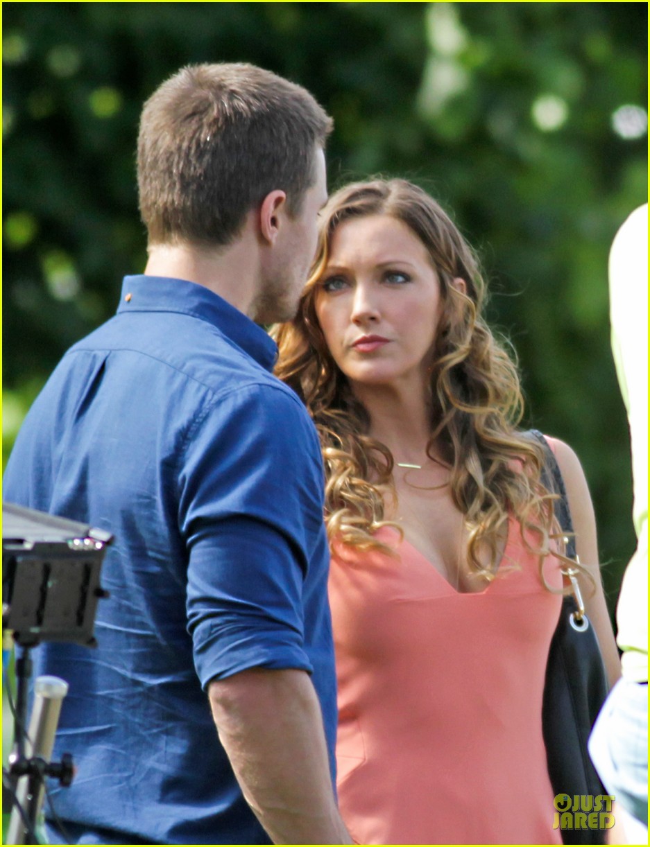 stephen-amell-kiss-from-katie-cassidy-on-arrow-set-09.jpg