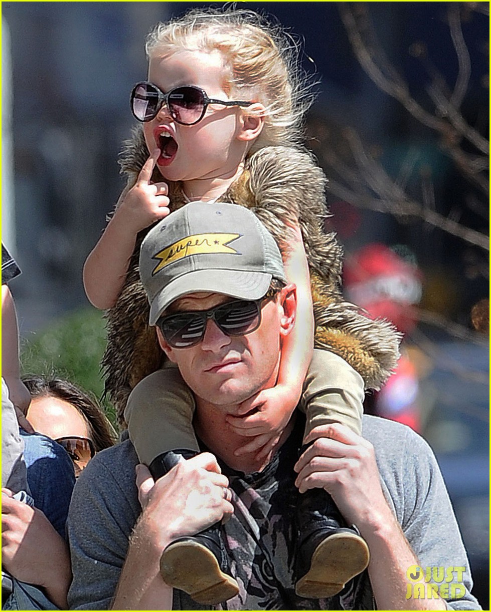 neil-patrick-harris-david-burtka-madison-square-park-with-the-kids-19.jpg