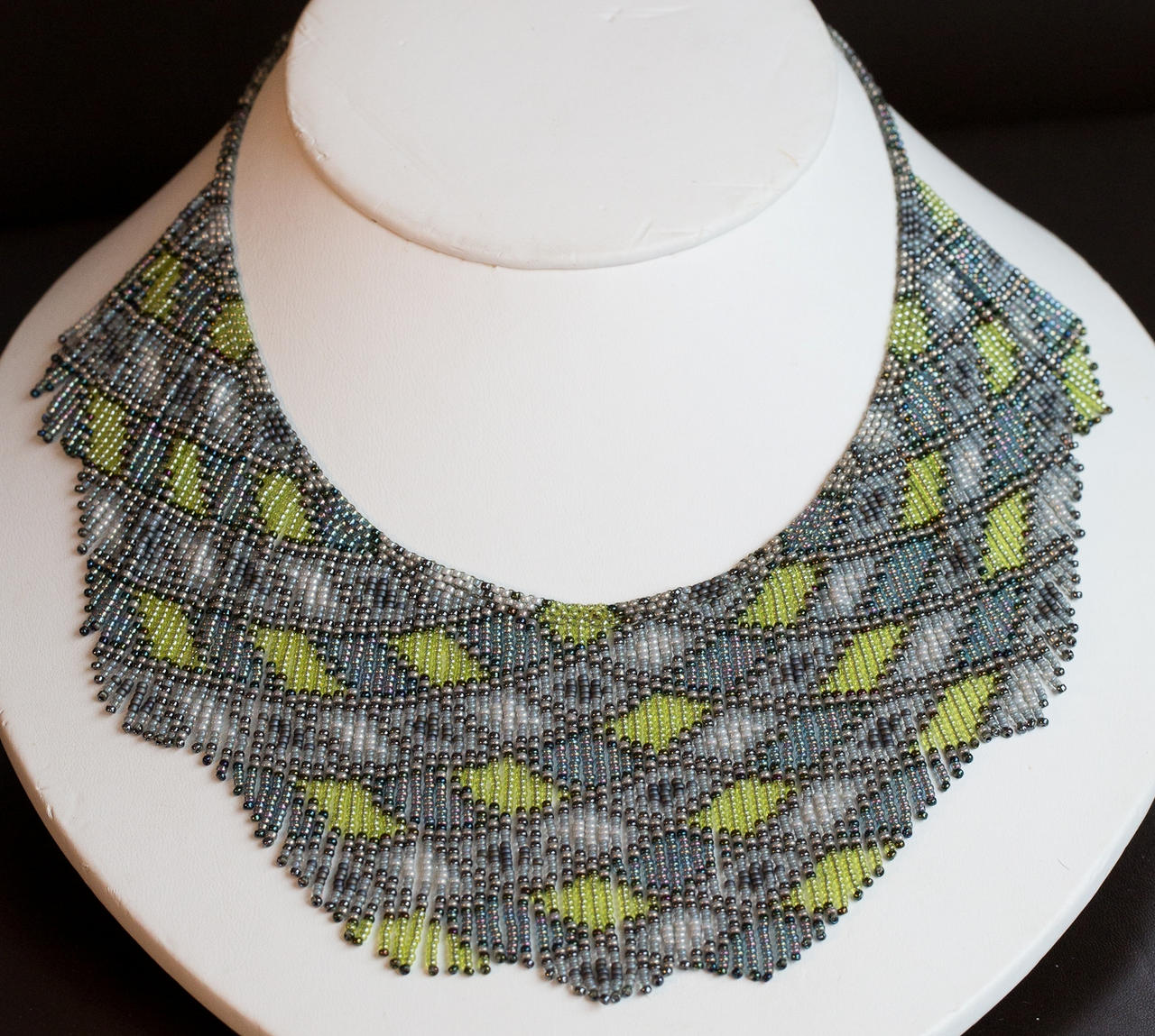 helmineitsyt_1_4_2__seed_bead_necklace__gray_lime_by_axmxz-d50tgad.jpg
