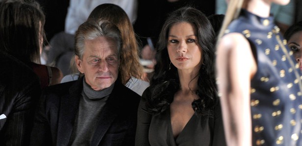 michael_douglas_ile_zeta_jones_bosaniyor13754521110_h1058112.jpg