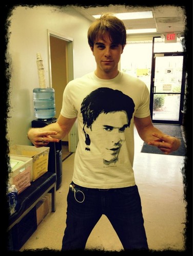 Nate-Buzolic-wearing-shirt-with-Ian-s-face-the-vampire-diaries-tv-show-32851338-376-500.jpg