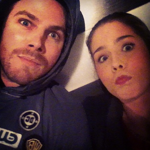 Stephen-Amell-Emily-Bett-Rickards-oliver-and-felicity-33807335-500-500.jpg