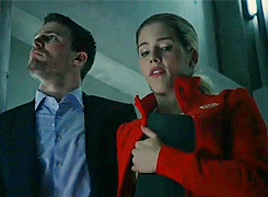 Oliver-and-Felicity-1x22-arrow-cw-34422479-245-180.gif