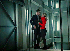 Oliver-and-Felicity-1x22-arrow-cw-34422483-245-180.gif