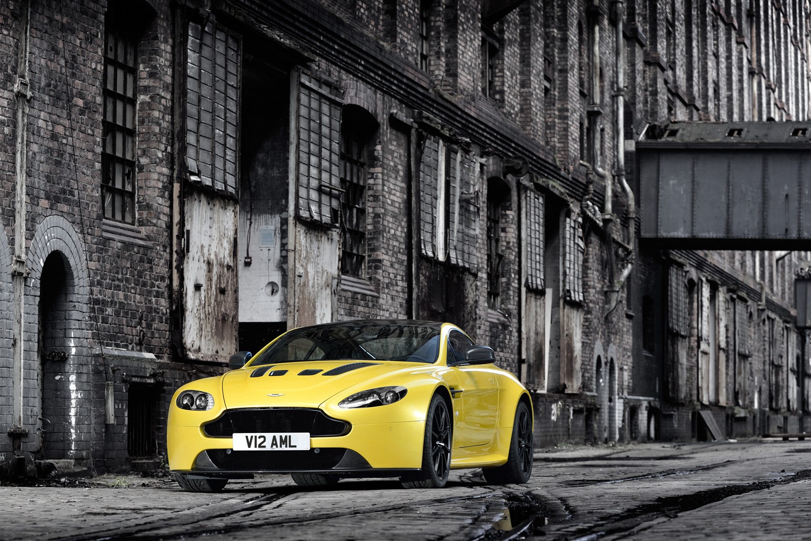 Yeni-2014-Aston-Martin-V12-Vantage-S-2.jpg