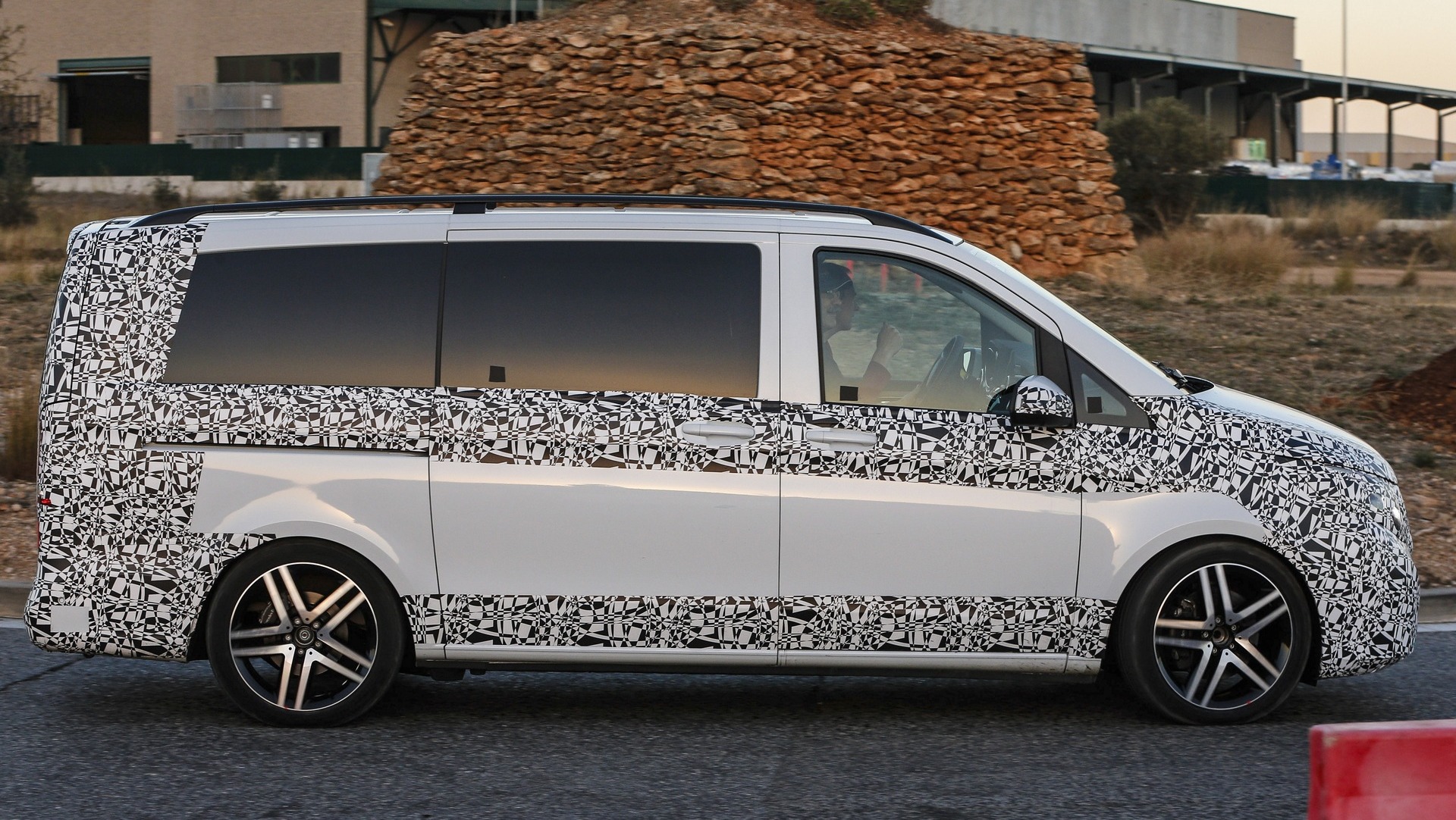 Mercedes-V-Serisi-2014-3.jpg