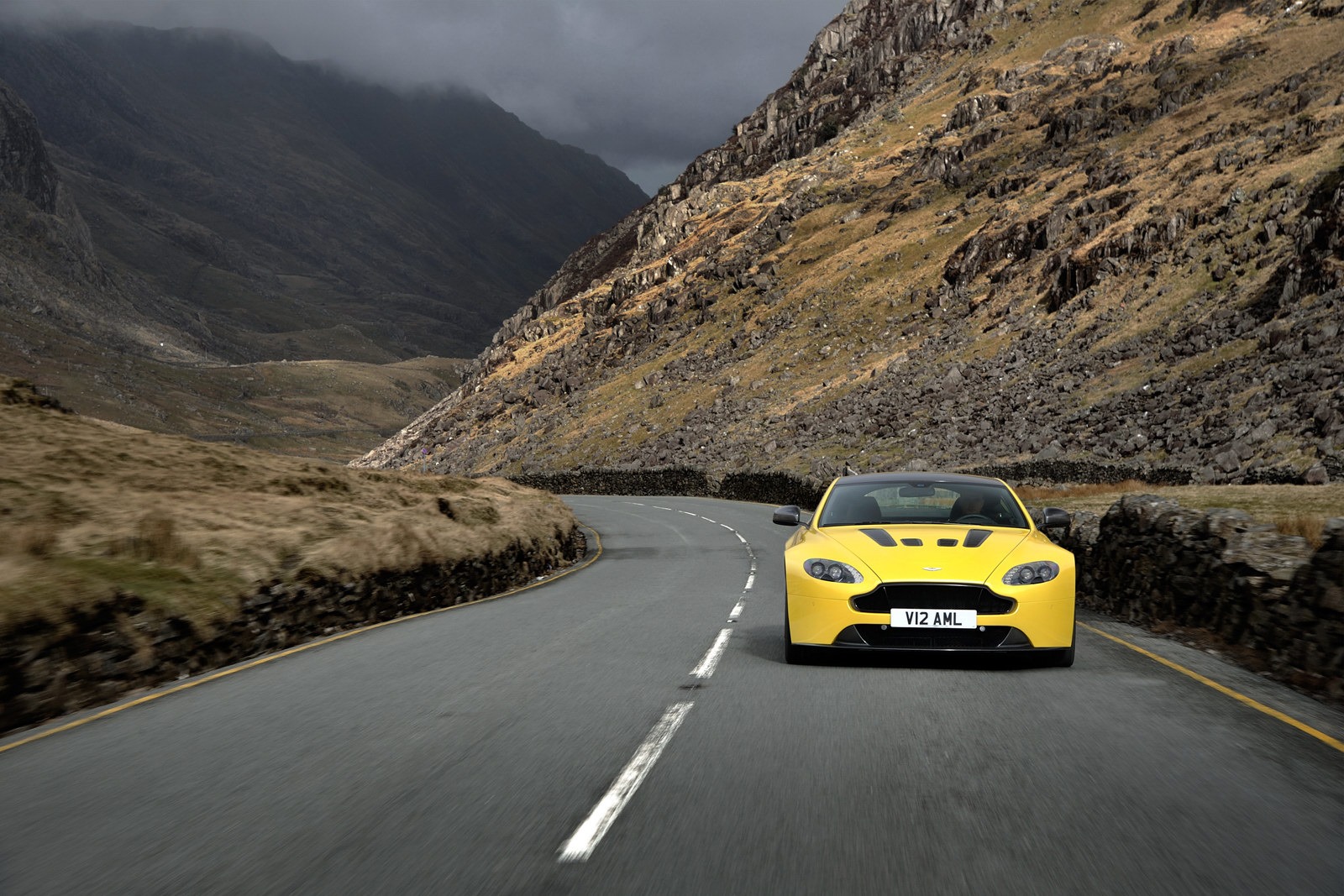 Yeni-2014-Aston-Martin-V12-Vantage-S-6.jpg