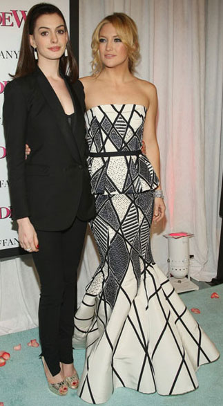 anne-hathaway-black-tux-kate-hudson-oscar-de-la-renta-dress-bride-wars-premiere-1.jpg