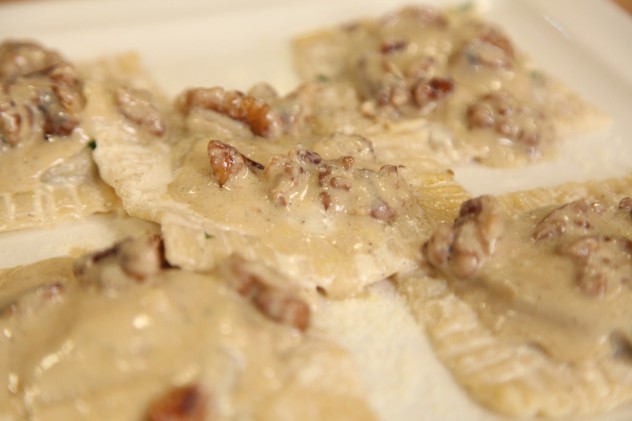 mantar-dolgulu-cevizli-beyaz-soslu-ravioli-2-632x421.jpg