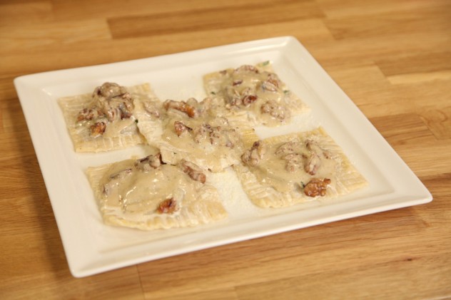 mantar-dolgulu-cevizli-beyaz-soslu-ravioli-632x421.jpg