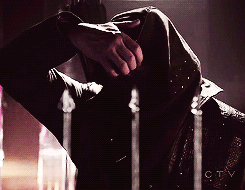 arrow-years-end-queencest-oliver-thea-queen-155-dark-archer-malcolm-merlyn-gif.gif