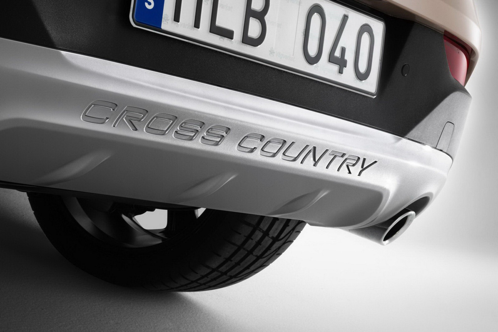 2013-Volvo-V40-Cross-Country-11.jpg