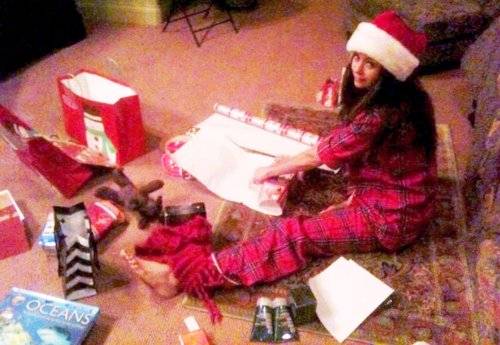 christmas-elena-girl-nina-dobrev-wrapping-up-Favim_com-156295.jpg