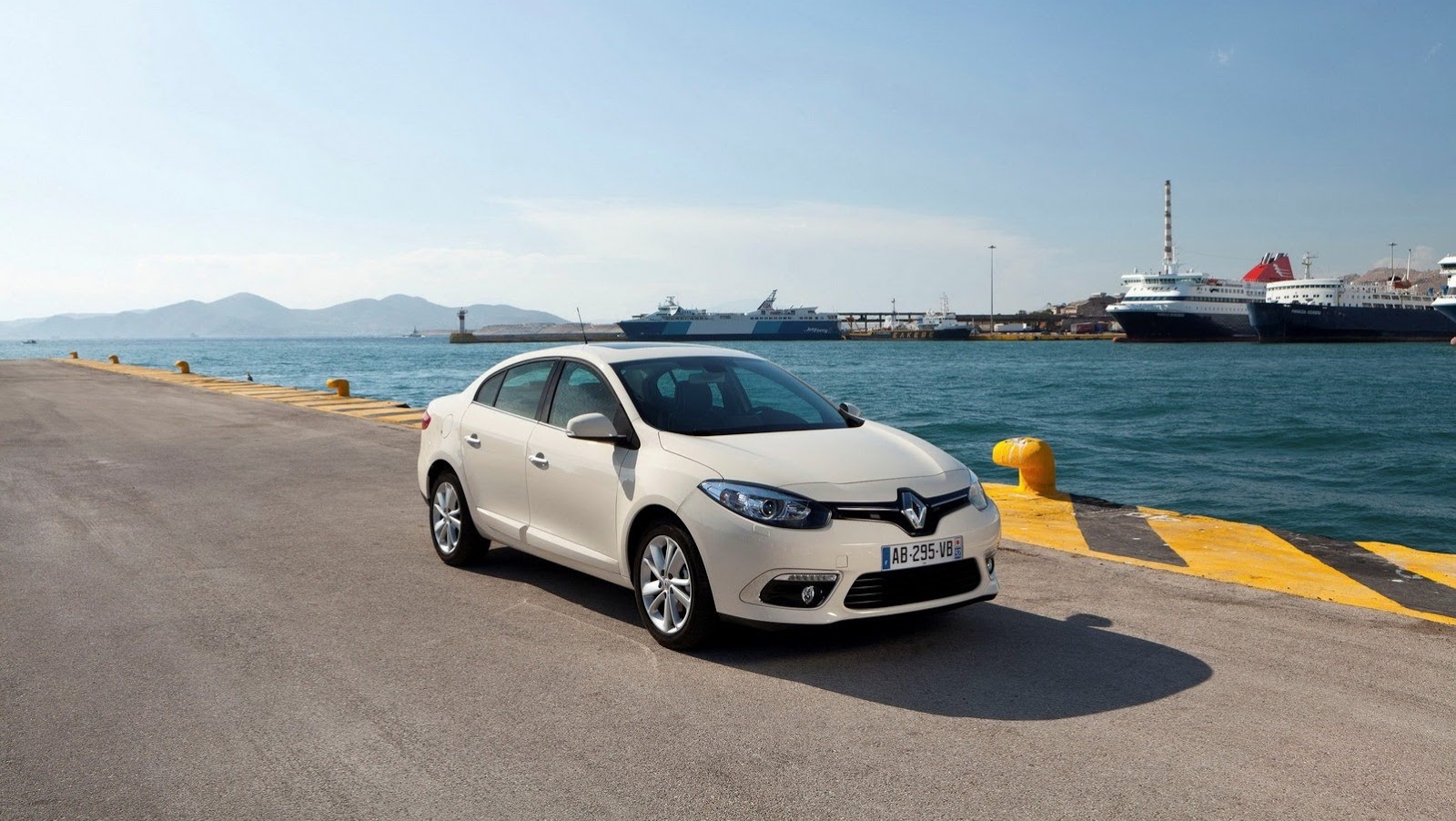 2013-Renault-Fluence-4.jpg