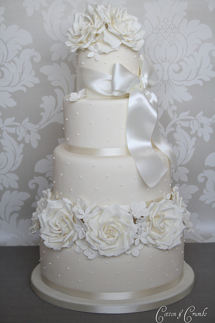 Ivory-roses-wedding-cake.jpg